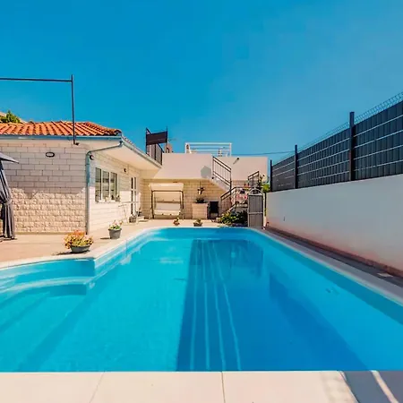 Casa vacanze Awesome In Vinovac With Private Swimming Pool, Be Inside Or Outside Pirovac