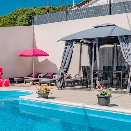 Casa vacanze Awesome In Vinovac With Private Swimming Pool, Be Inside Or Outside Pirovac