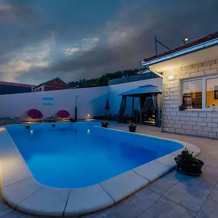 Awesome In Vinovac With Private Swimming Pool, Be Inside Or Outside Casa vacanze Pirovac